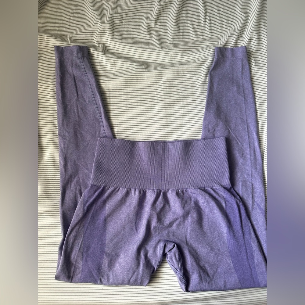 Seamless purple contour leggings